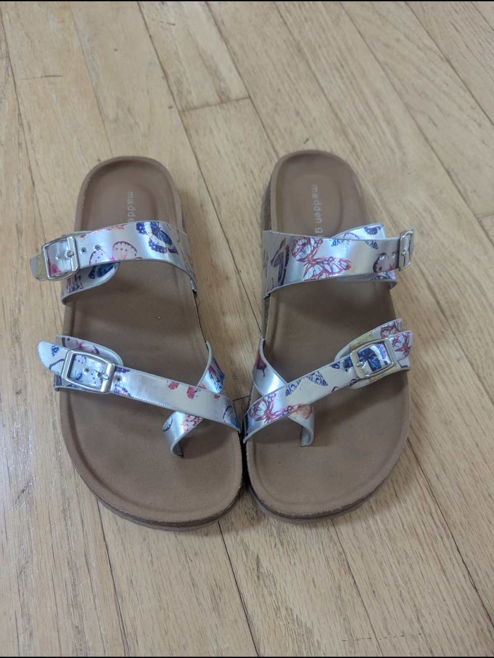 Steve Maddan (Little Girl) Sz 3 Silver Floral Butterfly Buckle Toe-Loop Sandals
